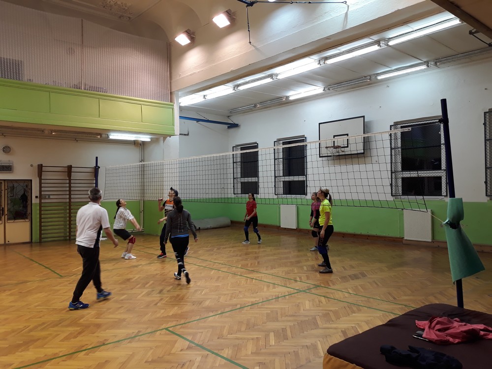 První vyzkoušení sloupků na volejbal v Sokolovně